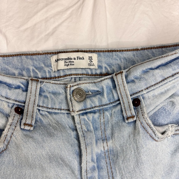 Abercrombie & Fitch High Rise Distressed Mom Jean in Light Wash Size 25 - Picture 12 of 13
